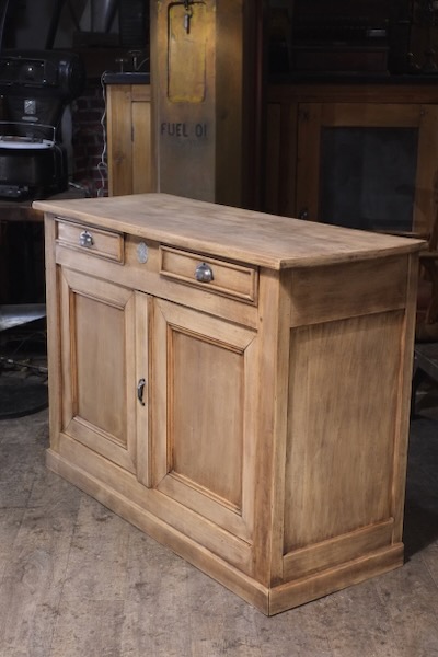 meuble de metier ancien 2 portes et tiroirs en bois noyer brut clair